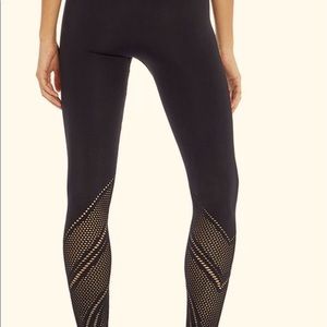 25 inch black extra large chevron design leggings.
